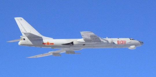 23일 합동참모본부에 따르면 이날 오전 중국 H-6 폭격기와 러시아 TU-95 폭격기 및 A-50 조기경보통제기 등 군용기 5대가 동해 한국방공식별구역(KADIZ)에 무단 진입했으며, 이 과정에서 러시아 A-50 1대는 독도 인근 한국 영공을 두 차례 7분간 침범했다. 사진은 중국 H-6 폭격기 모습.  [연합뉴스]